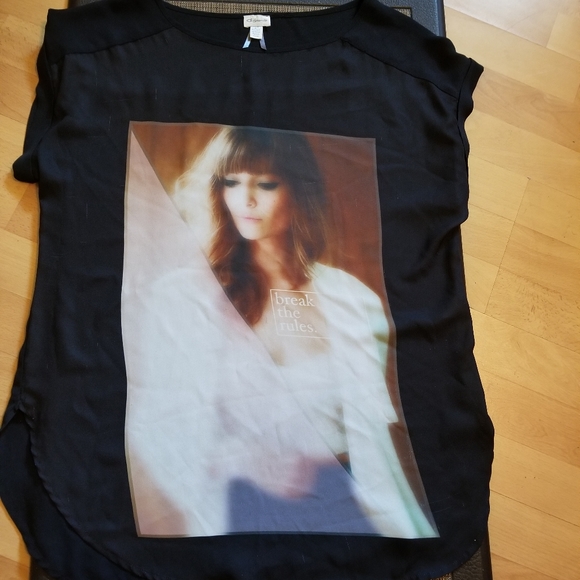 DYNAMITE Blurred & Distressed Graphic Top (Size L) - Picture 4 of 6